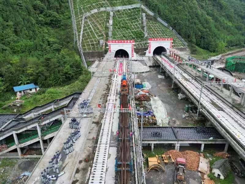 成兰铁路最新动态与小巷美食探秘