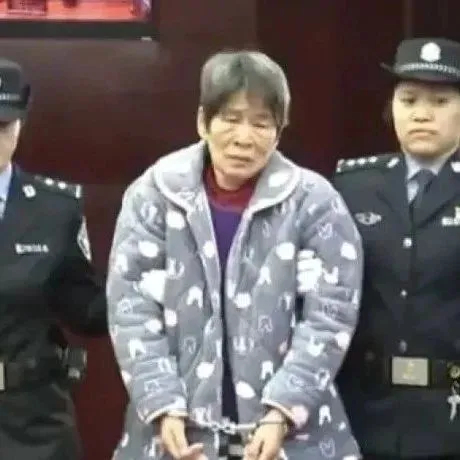 余华英的法院之旅，囚车中的日常冒险与温馨时刻