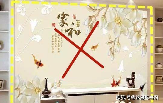 老鼠窜出钻进趴地玩耍女孩衣服里