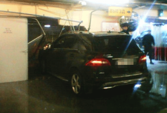 司机踩错油门6秒连撞3车4人