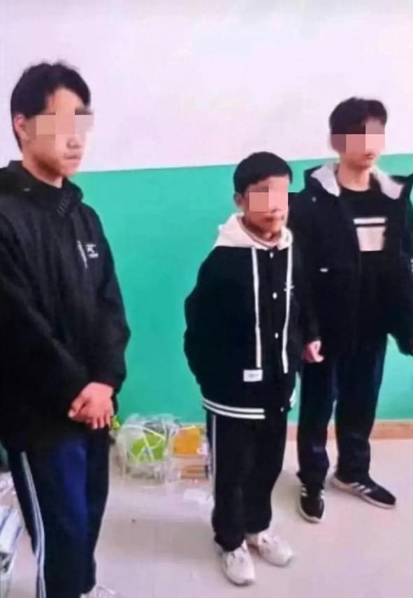 12岁男孩被同学打致重伤 父亲发声