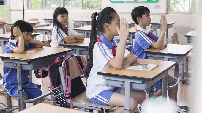 家长称孩子因上课抬头被认定违纪