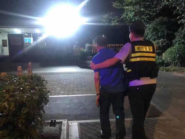 男子醉酒睡马路 民警夜巡暖心救助