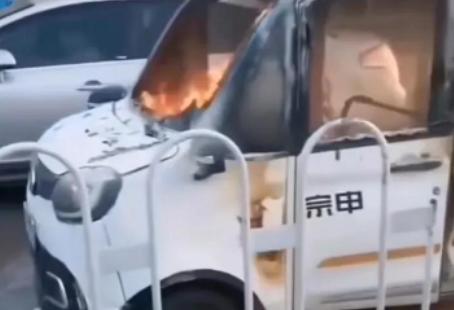 轿车自燃爷孙被困众人合力救出