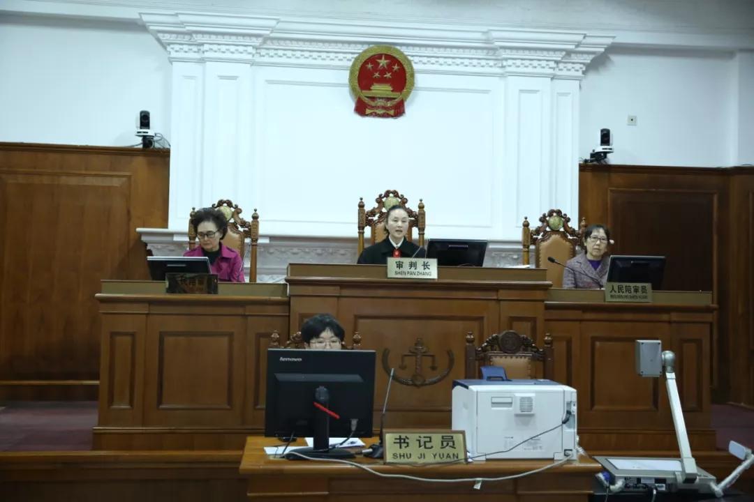 夫妻冲突中的惊魂时刻，两娃被置于窗外的警醒事件