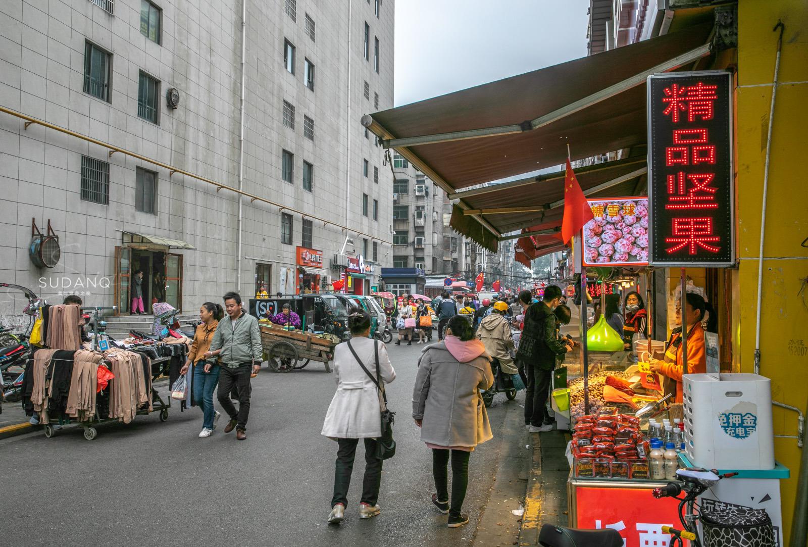 金秋十月红色旅游热潮不退，探寻小巷独特风情成新宠