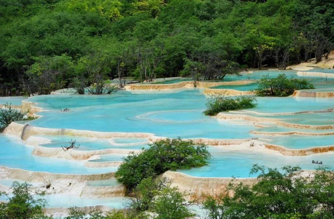 最新穿越剧，自然美景之旅，探寻内心宁静与欢笑的旅程