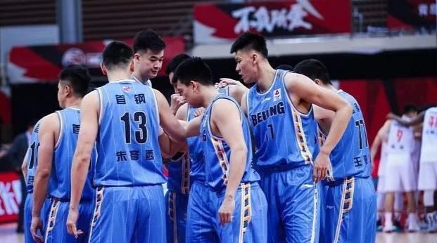 北京首钢男篮最新动态，篮球场上的温情与欢笑时刻