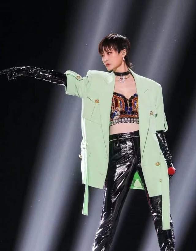 李宇春最新动态，多元发展的魅力与挑战的争议风波