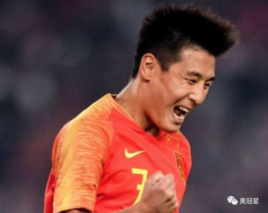 国足抵沪，小巷深处的足球情怀与美食相遇