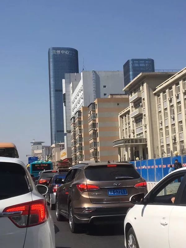 最新国庆高速堵车视频，路上的温情时光瞬间记录