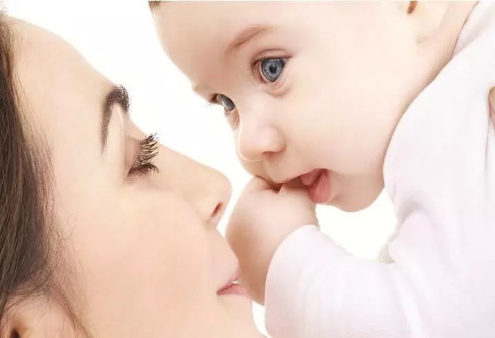 最新母乳视频教程，一步步教你成功哺乳的技巧和方法