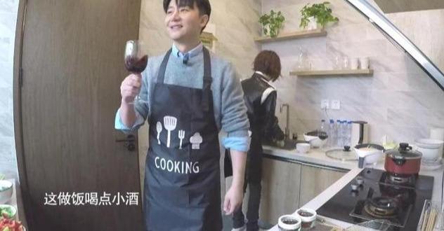 电影演员黄轩，探索小巷的独特风情