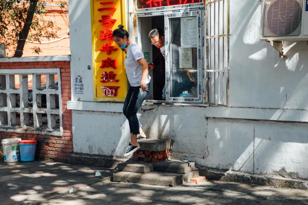 小巷深处的特色小店探秘，打屁股最新视频揭秘！